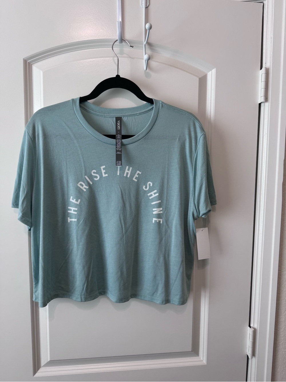 Vuori The Rise The Shine Cropped Tee. NWT Size L. Dusty Blue!